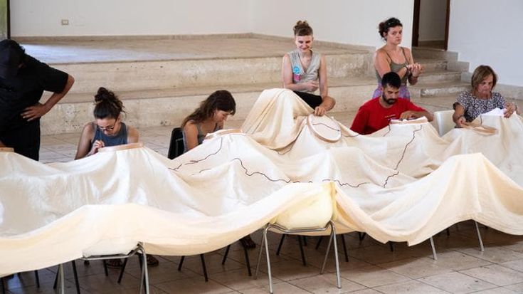 Un drappo d’artista come riparo sul Cretto
