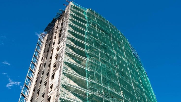 La Torre di via Antonini a Milano rinasce dopo l’incendio: gli inquilini mettono ai voti i disegni delle archistar 