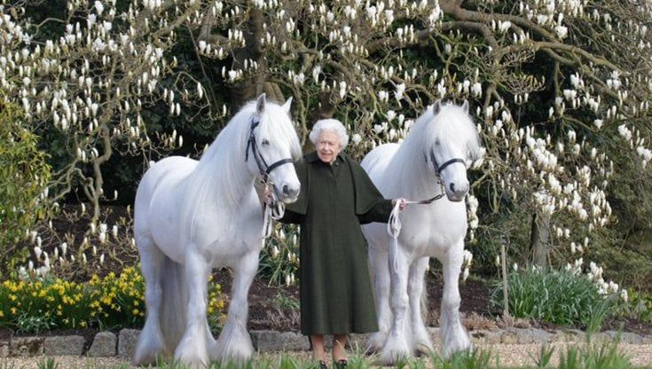 La regina Elisabetta festeggia i 96 anni in posa con due pony