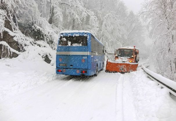 Toscana, la neve blocca la strada Porrettana nel pistoiese