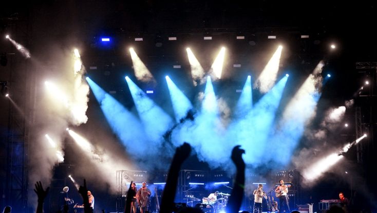 Migliaia di giovani nel parco Ducale per il concerto di Irama - foto 