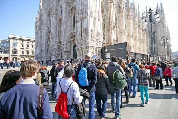 Milano, folla di turisti in centro: tutti in coda per visitare Duomo e Galleria