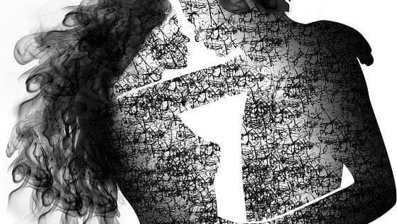 Volete salvare l’eros? Durante l’amore dimenticate pancia e cosce non sode: la morbidezza piace  