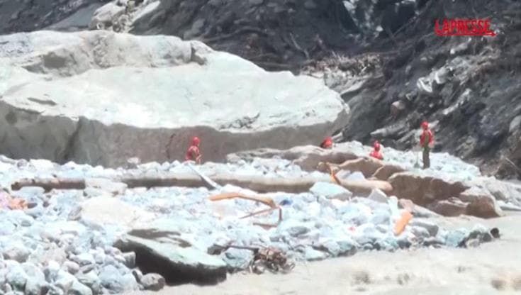 Nepal, soccorritori al lavoro in Tibet: le ricerche nei corsi d'acqua e nel fango