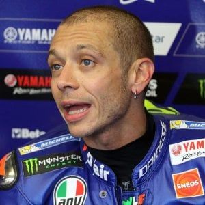 Moto Gp, Rossi ha l'ok dei medici: può correre al Mugello. "Me la sono vista brutta"