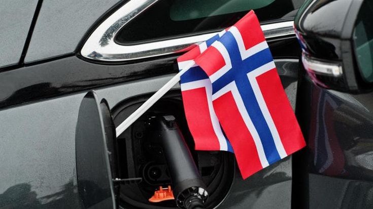 Norvegia, entro il 2025 in vendita solo auto a batteria: è il paradiso delle elettriche