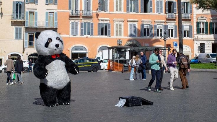 L’ultima frontiera del trash, il maxipanda che in piazza chiede: “Vuoi una foto?”