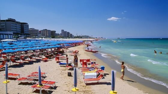 La città del sole assicurato: “Venite in vacanza a Pesaro e se piove weekend gratis”