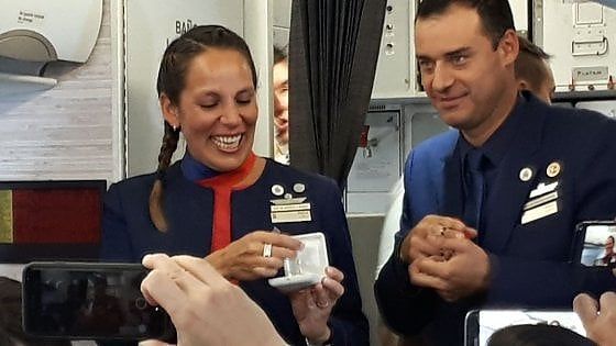 Matrimonio a sorpresa sull'aereo del Papa: Francesco celebra nozze assistenti di volo