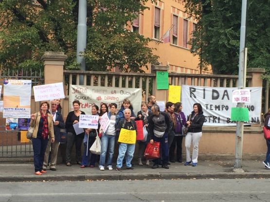 Scuola, il presidio delle mamme per il tempo pieno alle Aldo Moro
