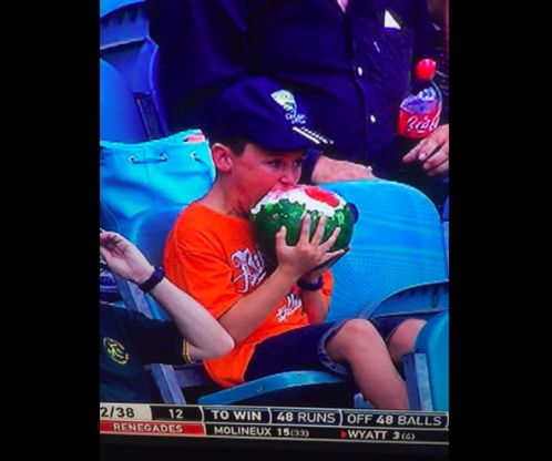 Australia, inquadrato mentre divora un'anguria intera: il web impazzisce per #WatermelonBoy