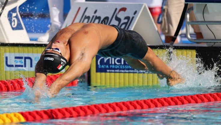Europei di nuoto Roma, risultati in diretta: la 4x100 azzurra è d'oro. Scalia argento nei 50 dorso, bronzo Pizzini nei 200 rana. Minisini oro nel solo libero di sincro