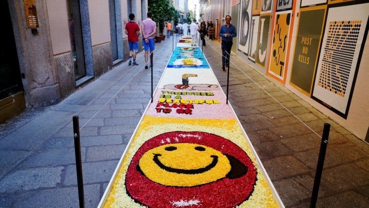 A Milano gerbere, rose e garofani per far rifiorire via Spiga “Ritroviamo le icone”