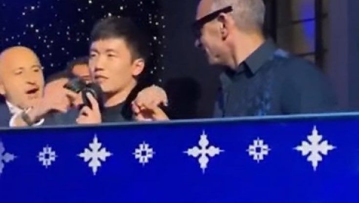 Inter, Zhang ai giocatori: "Lasciate 5 euro sul tavolo per il mercato". E Ausilio gli sfila il microfono