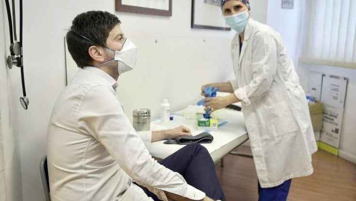 Variante Delta, Brusaferro: "Focolai possono eludere vaccini". Quarantena per chi viene dalla Gran Bretagna