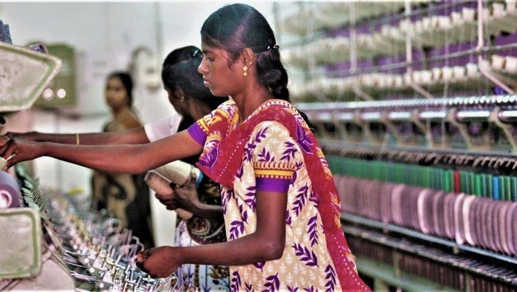 Moda, un (finto) sito di vendite online racconta la verità sui costi ambientali e umani di un sistema di produzione insostenibile