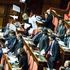 Manovra, bagarre in Senato: il governo pone la fiducia. Il Pd non partecipa al voto: 