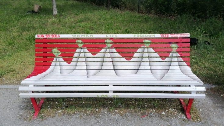 Il velo della rivolta delle donne iraniane disegnato dagli studenti dell'artistico sulle panchine rosse contro la violenza di genere
