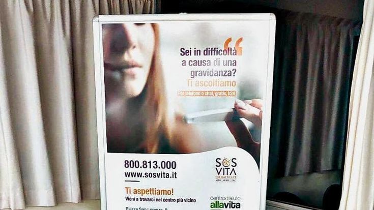 Cartellone anti-abortista nella sala per le donne che aspettano l’interruzione volontaria della gravidanza