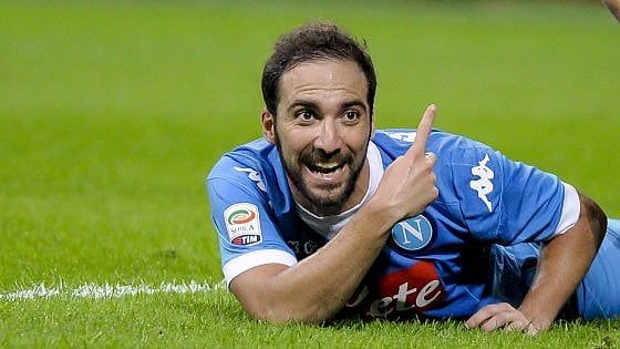 La risposta del Napoli convocazione in ritiro per il ribelle Higuain 