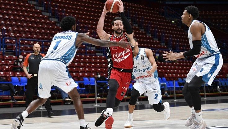 Basket, serie A: Milano vince il derby con Cantù e allunga in vetta, bene Treviso e Venezia