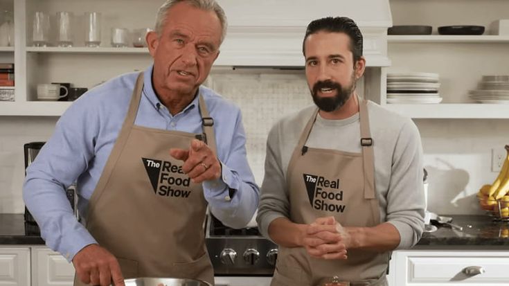 Più carne rossa, crauti e yogurt per un’America più sana: Kennedy Jr. lancia il suo “masterchef”