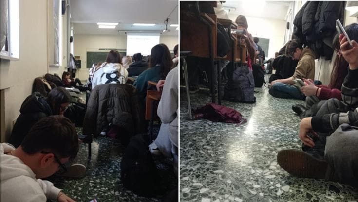 UniBa, tra i ragazzi a lezione nelle aule sovraffollate: “Tre ore seduti per terra, è impossibile”