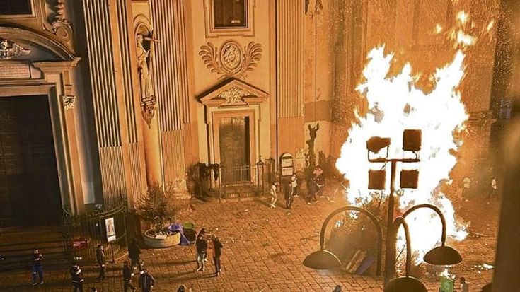 Napoli, falò nel centro storico: sassi e petardi contro i carabinieri