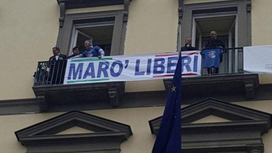 Blitz in Comune a Napoli, Rivellini, candidato sindaco, affigge alle finestre striscione per i marò