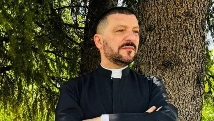 Una chat tra don Vito e il ragazzo che lo accusa di abusi: messaggi al setaccio. La Curia sapeva
