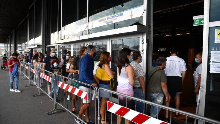 Toti: "Da lunedì accordo anche con l'Emilia Romagna, al via le prenotazioni per il vaccino ai turisti in Liguria"