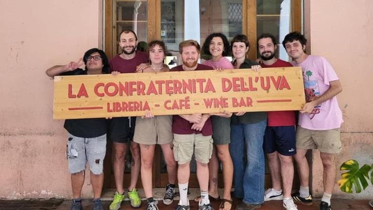 La Confraternita dell’uva riapre tra vino e letteratura. “Un sogno romantico a prezzi sociali”