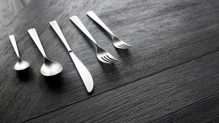 Usare posate pesanti rende il cibo più gustoso