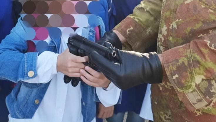 “Armi ai bambini per gli spot dell’Esercito nelle scuole”, la rivolta dei prof: “Retorica bellica”