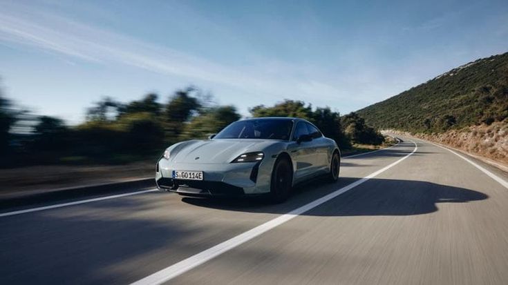 Nuova Taycan, più prestazioni e autonomia per il bolide elettrico Porsche. Ecco come va
