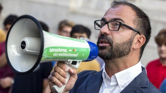 Fioramonti, polemiche dopo le dimissioni. Irritazione del Pd. La ministra Dadone (5S): "Chi ha coraggio, non scappa"