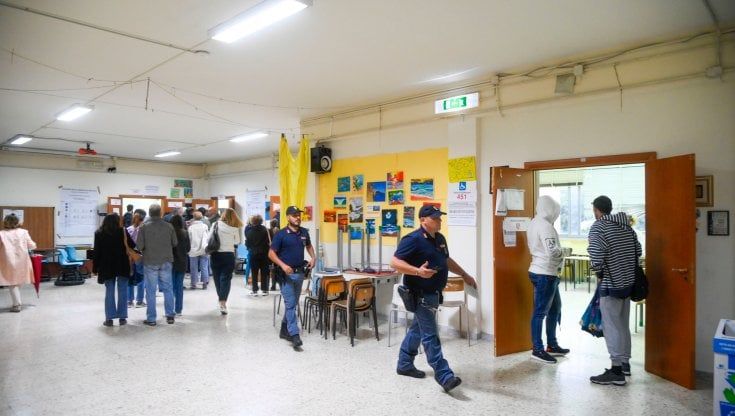 Affluenza elezioni 2022: alle 23 ha votato il 63,95%: è il dato più basso di sempre. Un crollo del 9% rispetto al 2018