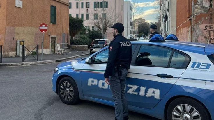 Follia al Quarticciolo in pieno giorno: uomo spara in aria con il fucile