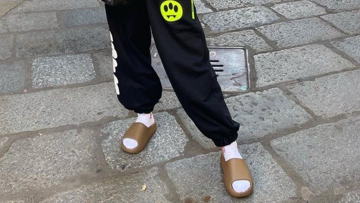 Chiara Ferragni abbatte l’ultimo tabù: le ciabatte con i calzini bianchi