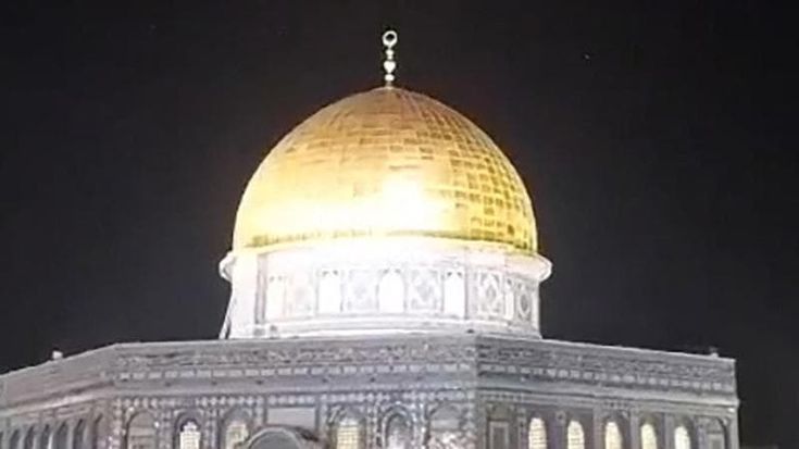 Uno sciame di missili come stelle cadenti nel cielo di Gerusalemme. Khamenei rivendica: “La città sarà musulmana”