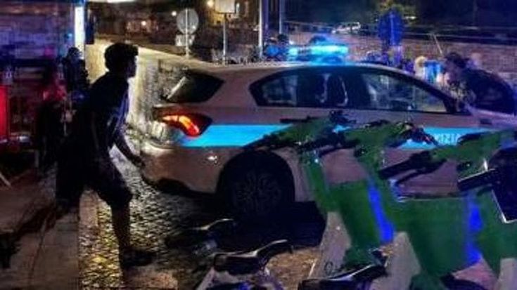 Roma, prima i petardi poi rissa e violenza: l’assalto dei “maranza” ai vigili al Colosseo