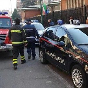 Si barrica in casa con la pistola: "Faccio saltare tutto". Poi si arrende