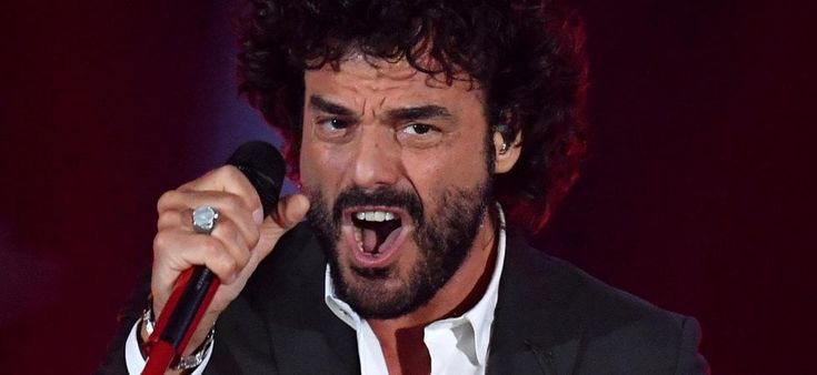 Francesco Renga: "Le donne al festival? Di meno perché gli uomini hanno voci più belle". Poi le scuse: "Non mi sono spiegato bene"