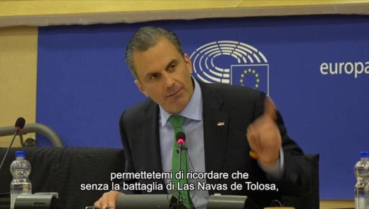 La destra spagnola di Vox esordisce (tra le contestazioni) all'Europarlamento: "Senza Carlo V le donne qui dentro indosserebbero il burqa"