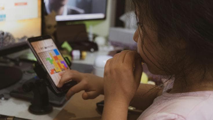 Divieto di social, incominciamo a non dare il cellulare ai bambini già a due anni