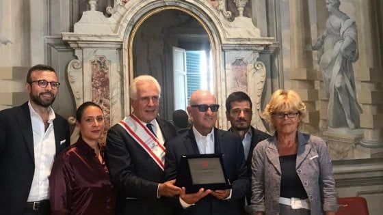 Firenze, una targa per i 90 anni di Luisaviaroma