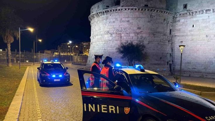 Coca, pistole e minacce: “Sciogliamo tua figlia nell'acido”. Il terrore della banda del litorale
