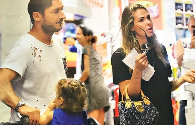 Totti, nuova vita dopo l'addio al calcio giocato: le foto al supermercato con Ilary