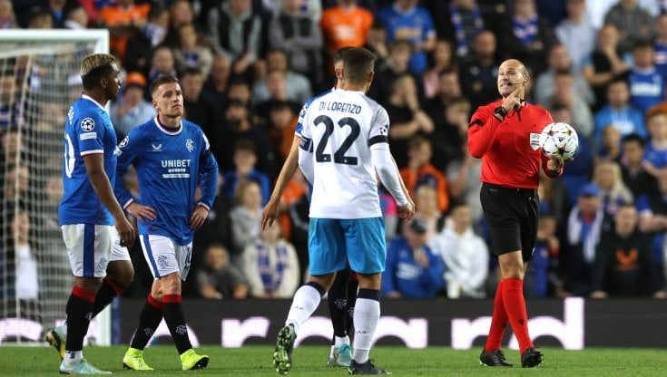 Rangers-Napoli, perché l'arbitro ha fatto ripetere il primo rigore di Zielinski