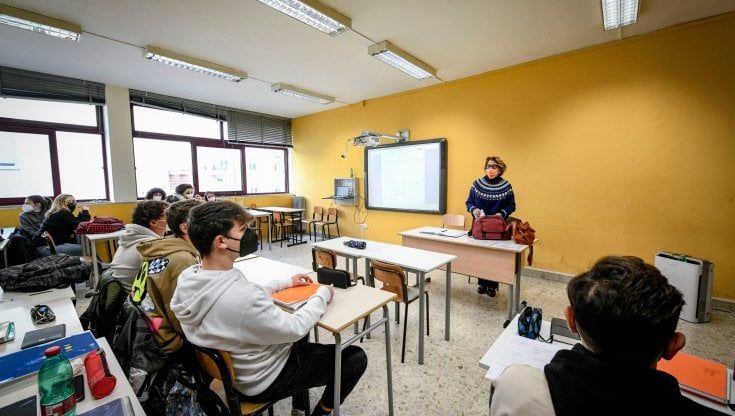 Scuola, in Campania 9 studenti su 10 in presenza. E la curva dei contagi scende